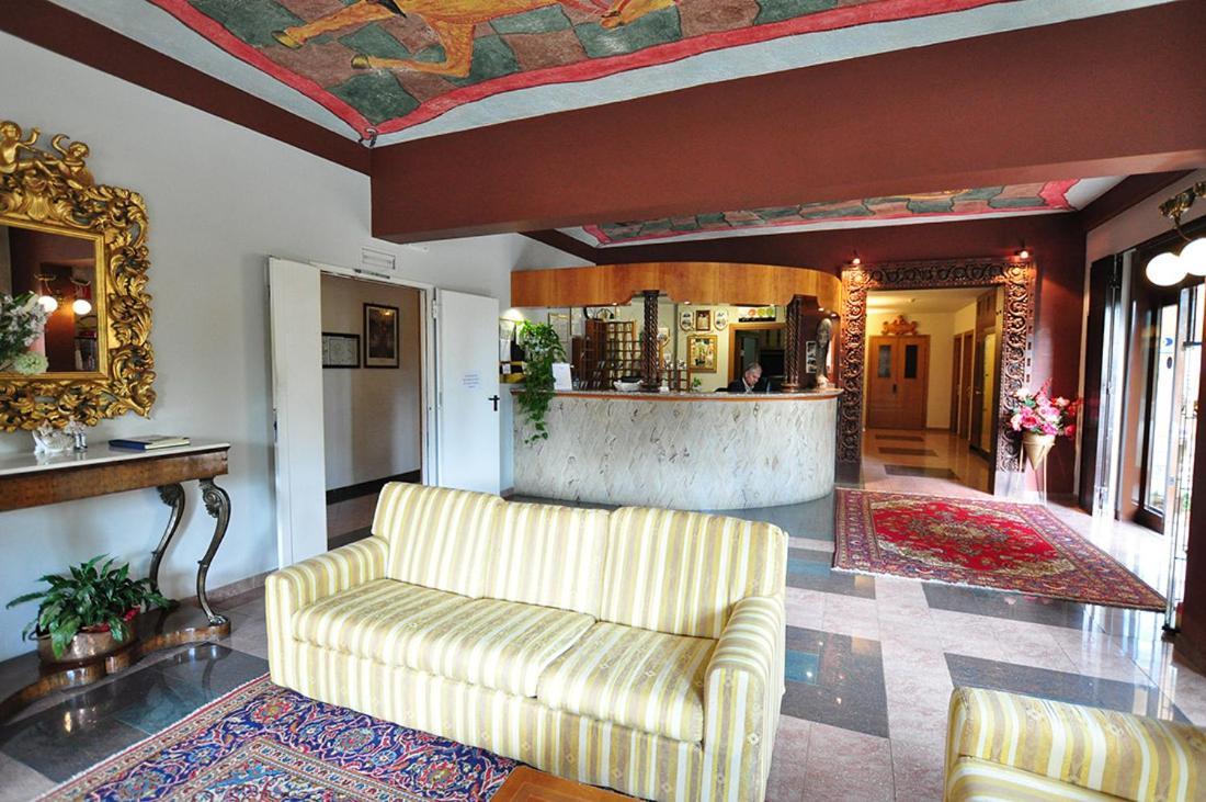 Leo Hotel Leonessa Exterior photo